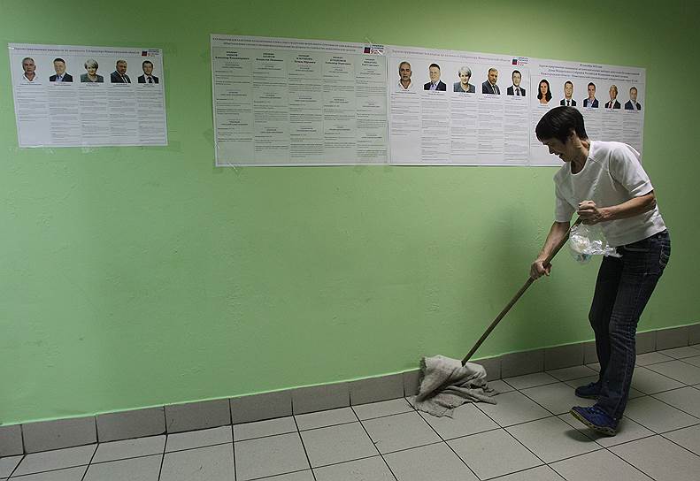 Нижний Новгород. Уборщица на одном из избирательных участков 