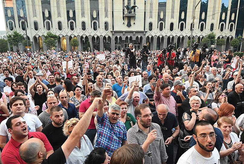 Участники акции у правительства образовали живую цепь напротив сотрудников полиции, оцепивших здание, и с выкриками «Уходи, уходи!» разошлись