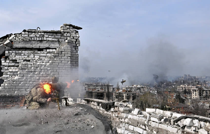 Боец ЧВК «Вагнер» ведет огонь из противотанковой управляемой ракеты по позициям ВСУ в Бахмуте (Артемовске)