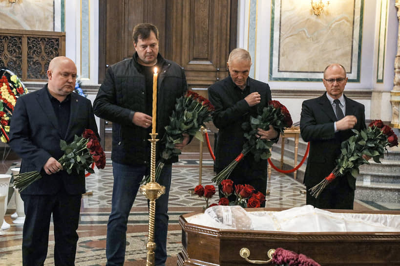 Слева направо: губернатор Севастополя Михаил Развожаев, врио губернатора Запорожской области Евгений Балицкий, врио губернатора Херсонской области Владимир Сальдо и первый замглавы администрации президента России Сергей Кириенко во время церемонии прощания с погибшим замглавы Херсонской области Кириллом Стремоусовым 
